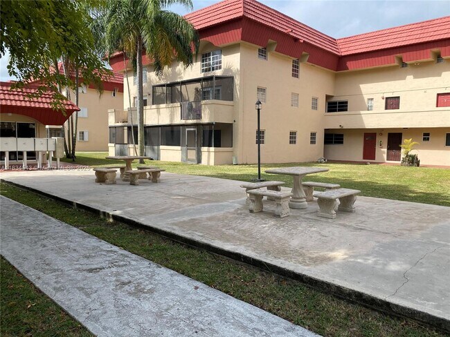 Primary Photo - 10901 N Kendall Dr