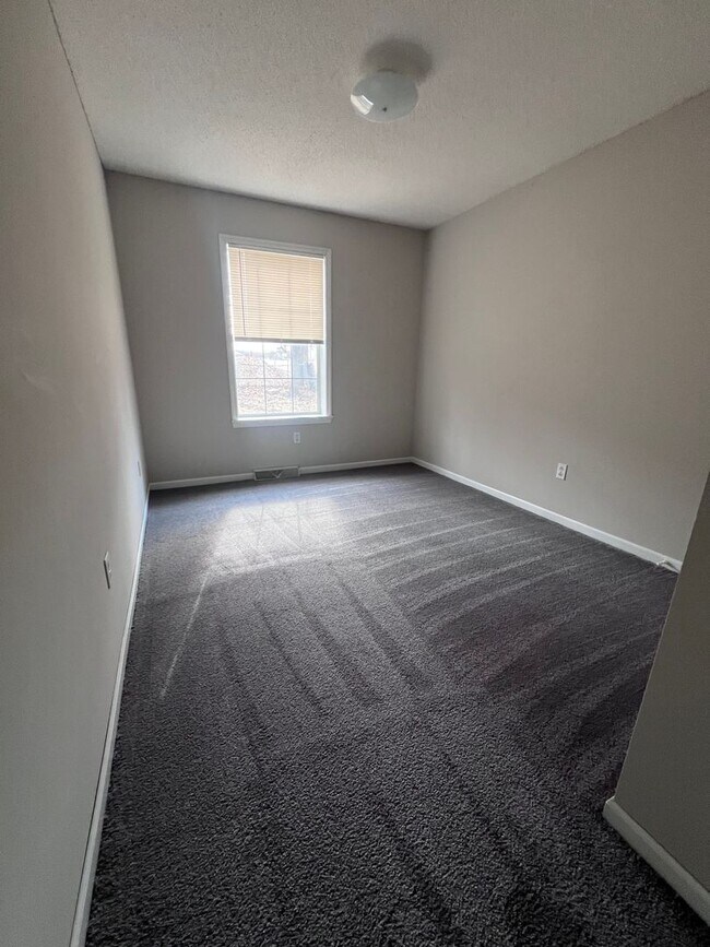 Building Photo - 2200-2202-2202 E Parks Edge Pl