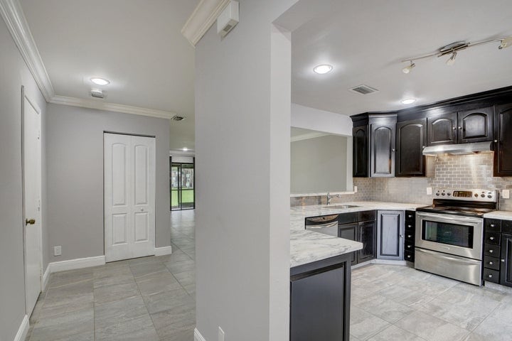 Building Photo - 1105 Maplewood Dr