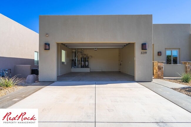 Building Photo - 4 Bedroom Luxury Home Near Sand Hollow