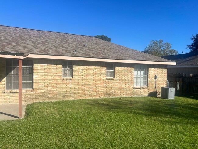 Building Photo - 3/2 brick house off of Verot School Rd.