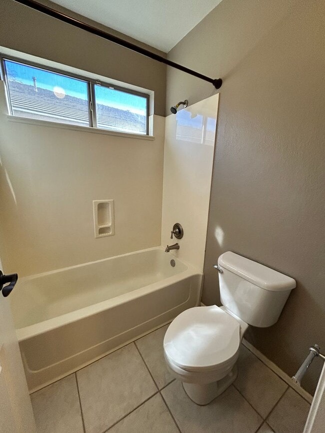 Building Photo - 3 Bed/ 2 Bath Home with Den in Arrowhead Ranch with Pool!