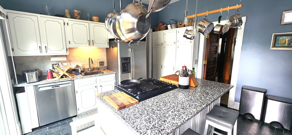 Building Photo - 900 Laurel Ave