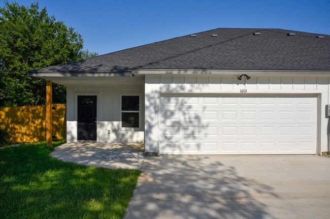 Building Photo - 3 bedroom 2 bath. Duplex Built in 2023