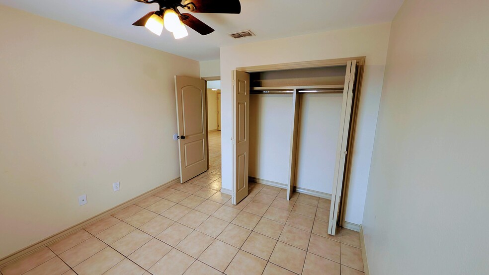 Building Photo - 1708 Chacon St
