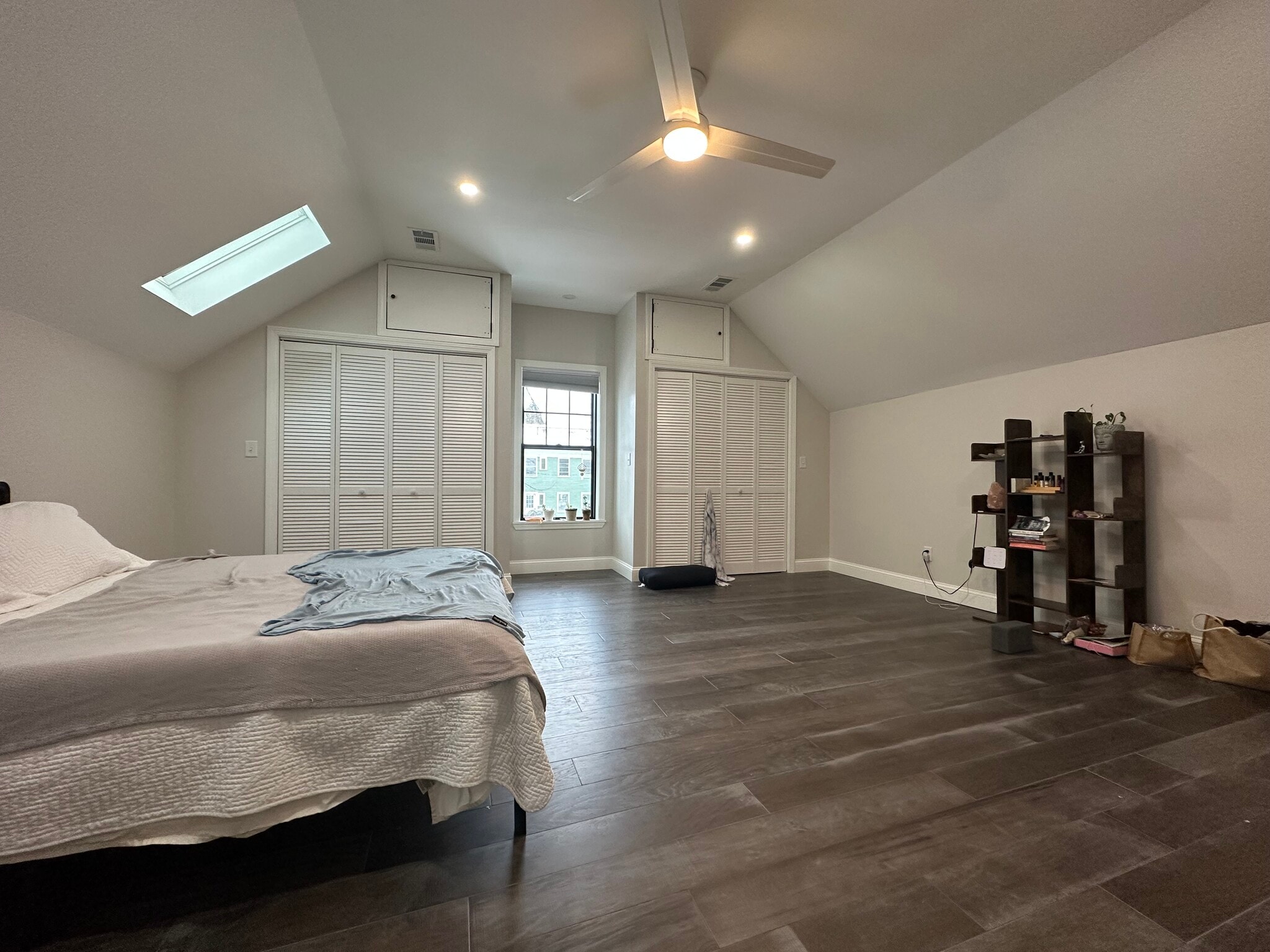Skylights, high ceilings, spacious main bedroom - 106 Elm St