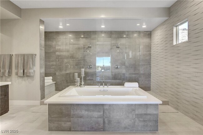 Building Photo - 6300 Clovis Point St