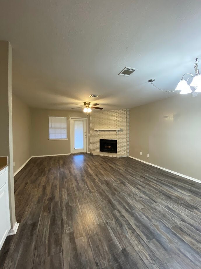 Building Photo - 1305 W Villa Maria Rd