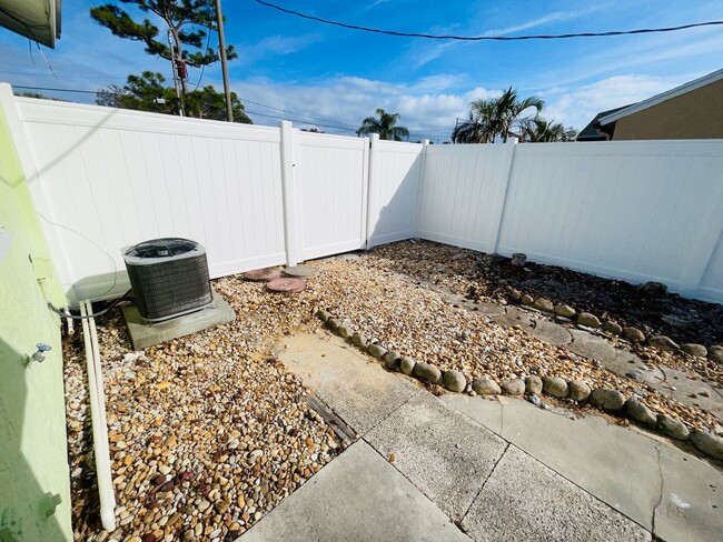 Building Photo - Manatee Creek Duplex 2/1