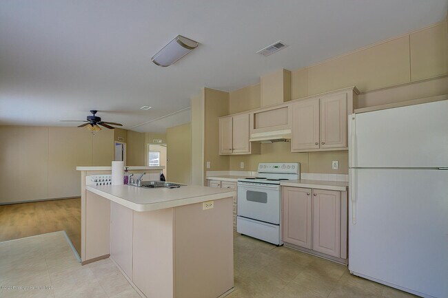 Building Photo - 14820 Aubrey Ave