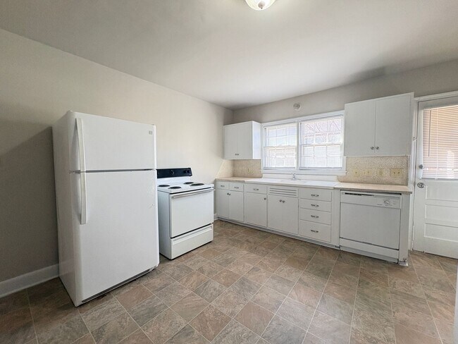 Building Photo - 2 Bedroom, 1 Bathroom Apartment in Greensboro!