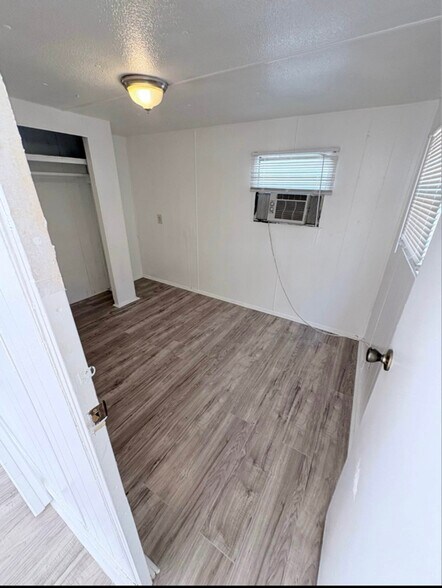 Building Photo - 215 Weeks Rd