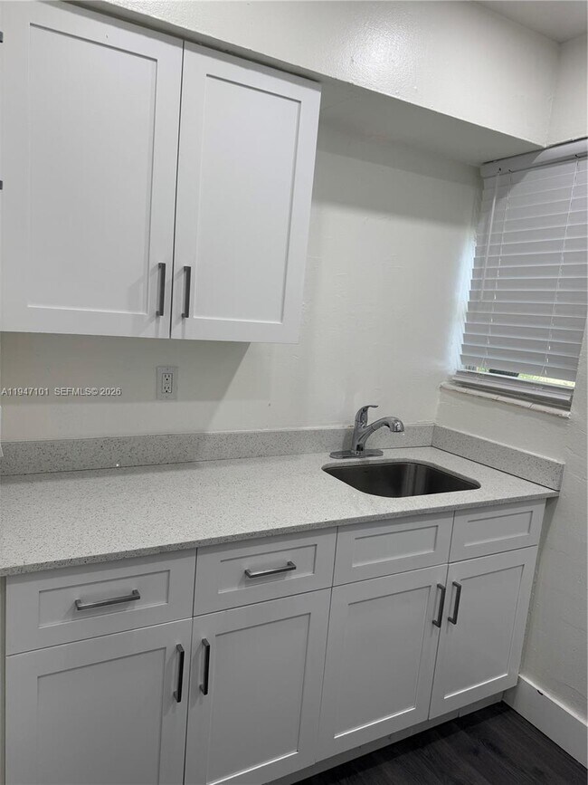 Building Photo - 522 NW 13th Ave