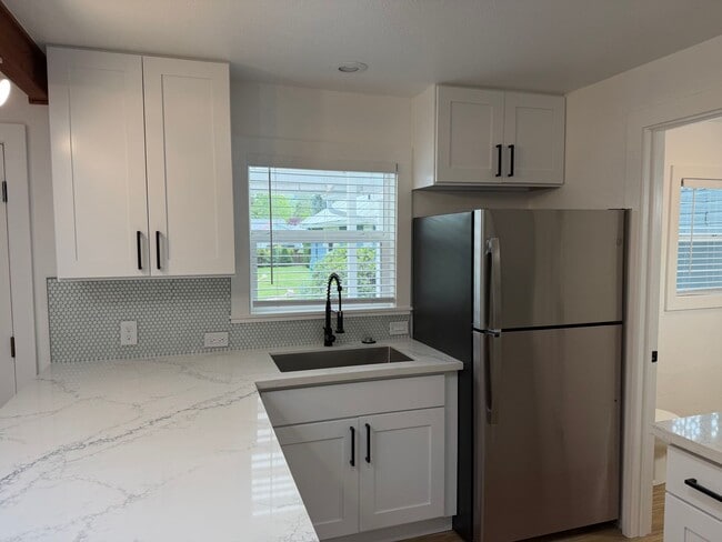 Building Photo - Luxury 2 bedroom 1 bath duplex in a great neighborhood!