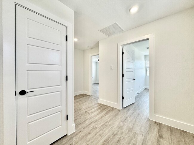Building Photo - 8736 Kington