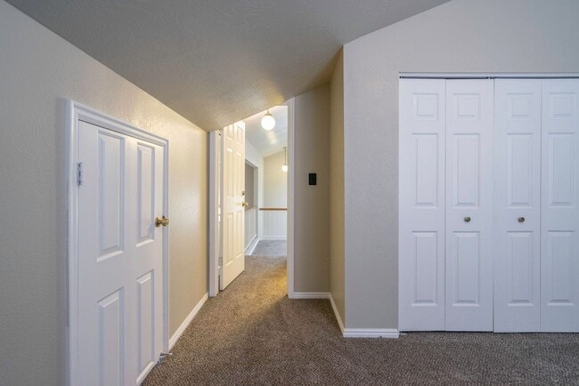 Building Photo - Spacious Updated Townhome in Downtown St. ...