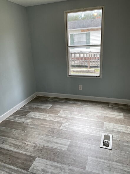 Building Photo - 9111 Baywood Cir