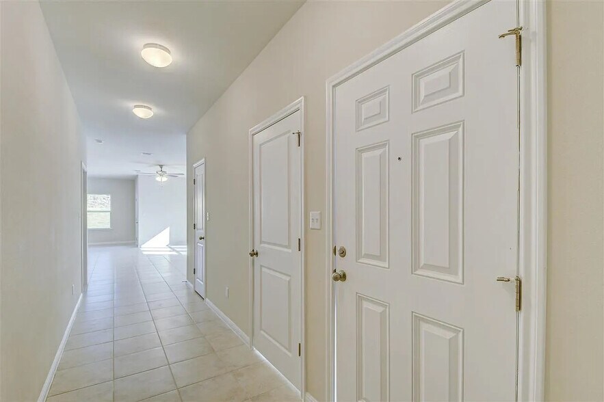 Building Photo - Room in House on Spinnaker Loop