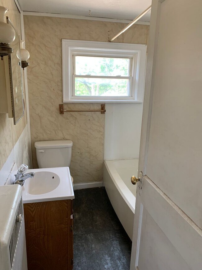 Building Photo - 3265 Sunset Blvd