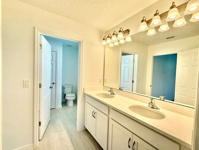 Building Photo - Step into style – Lease this 4Bed gem in D...