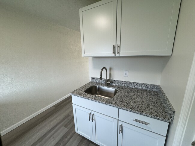 Building Photo - Hazelwood Manslick Apartments