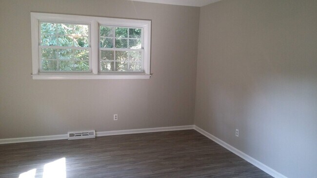 Building Photo - Merry Oaks