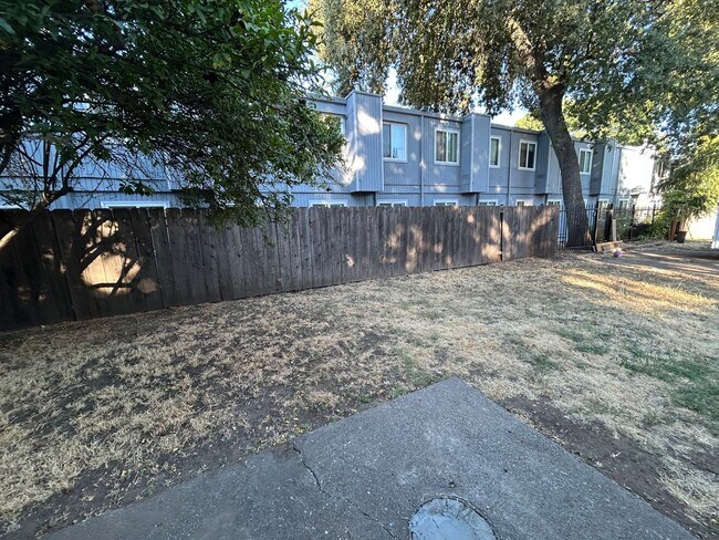 Building Photo - 4 bedroom 2 bath next to Chico State.