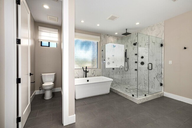 Building Photo - 3821 E Devonshire Ave