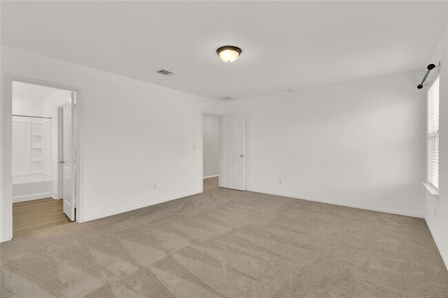 Building Photo - 900 Sawbuck Dr