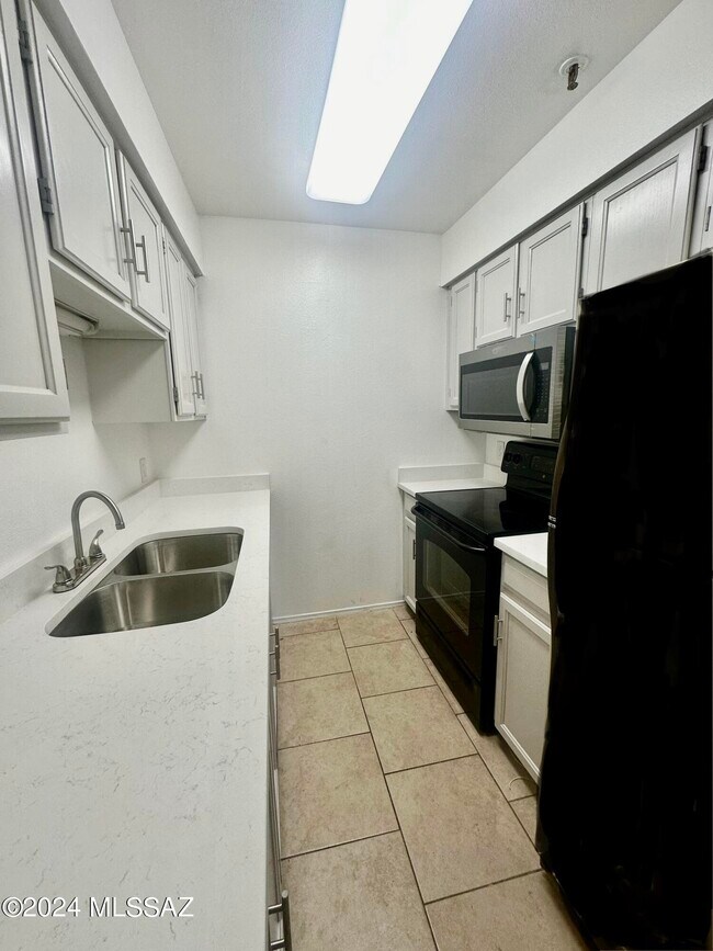 Building Photo - 2601 W Broadway Blvd