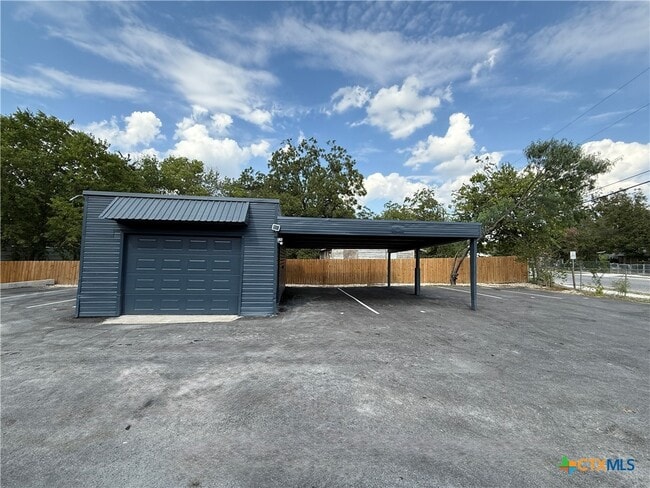 Building Photo - 2204 W San Antonio St
