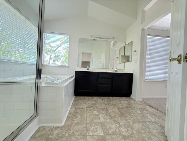 Building Photo - Highly desirable North Summerlin single-fa...