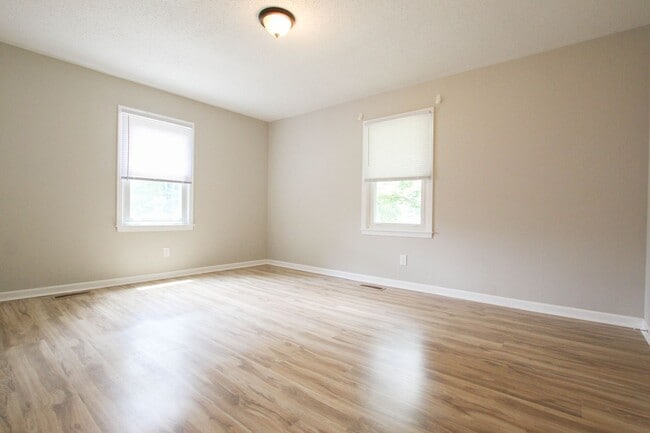 Building Photo - 219 Hallbrook Dr