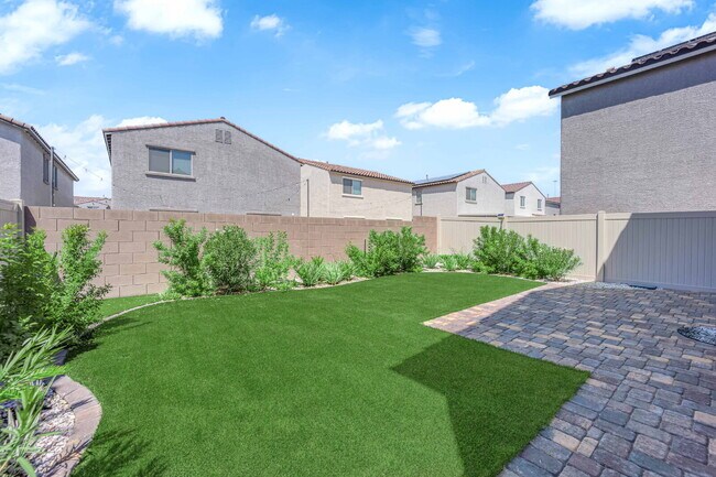 Building Photo - Don't miss out on this cozy 3-bedroom, 2-s...