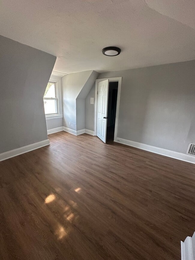 Building Photo - 3RD FLOOR Apartment For Rent! 1bed/1 Bath