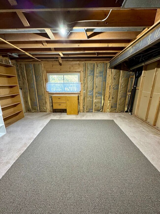 Building Photo - Well Maintained 3 bedroom end unit Townhom...