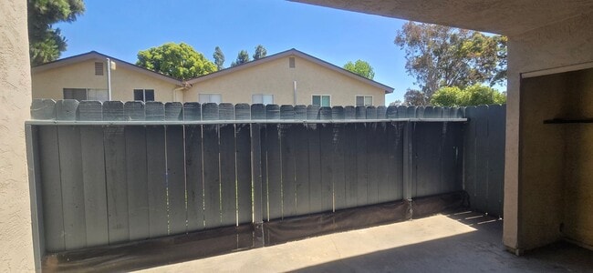 Building Photo - 3 Bedroom, 1.5 Bath Two-Story Townhome wit...