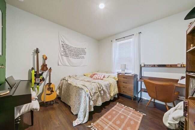 Building Photo - Stylish 4-Bedroom Home with Solar & Game R...
