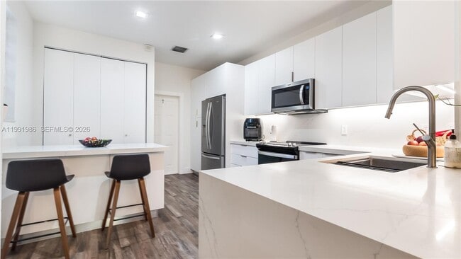 Building Photo - 3889 Tree Top Dr