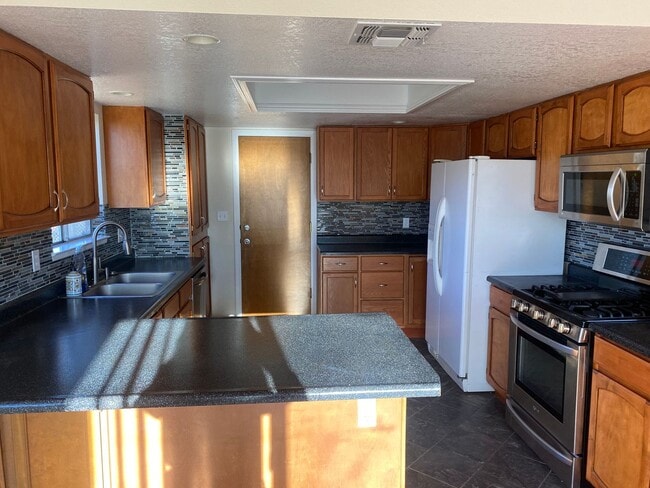 Building Photo - 3 BEDROOM 2 BATHROOM HOME IN THE PEPPERTREE SUBDIVISION