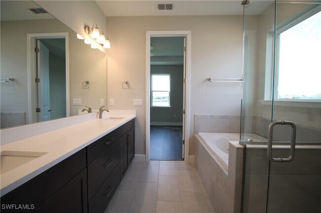 Building Photo - 2051 Grove Dr