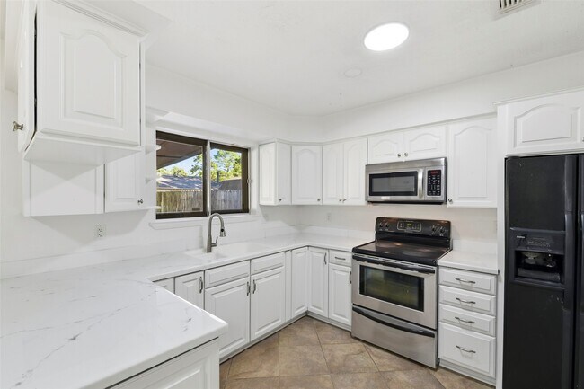 Building Photo - 16318 Cypress Point Dr