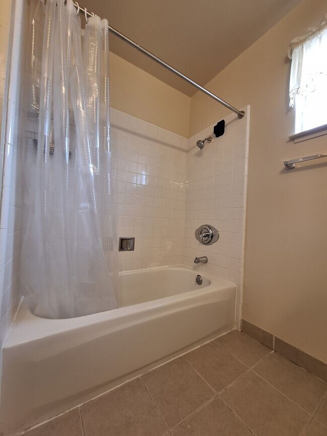 Building Photo - Spacious 4bd Tri-Level Home w/Central Heat...