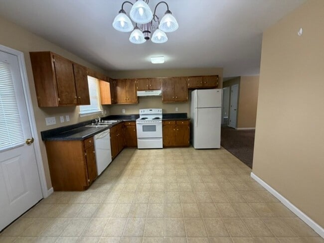 Building Photo - 2 Bedroom 2 Bath Duplex with Garage