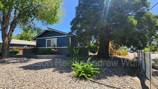 Building Photo - 700 Akard Dr