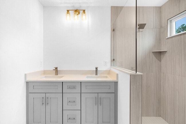 Building Photo - 964 W 9th St