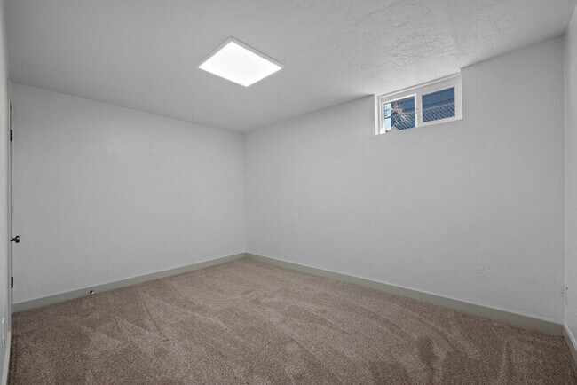 Building Photo - 840 W Montague Ave