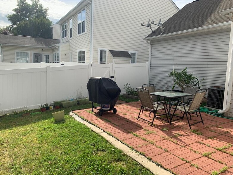 Fenced Patio - 43309 Ardmore St