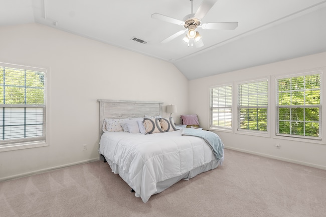 Building Photo - Spacious 5 Bedroom/3 Bath Home with Basement!