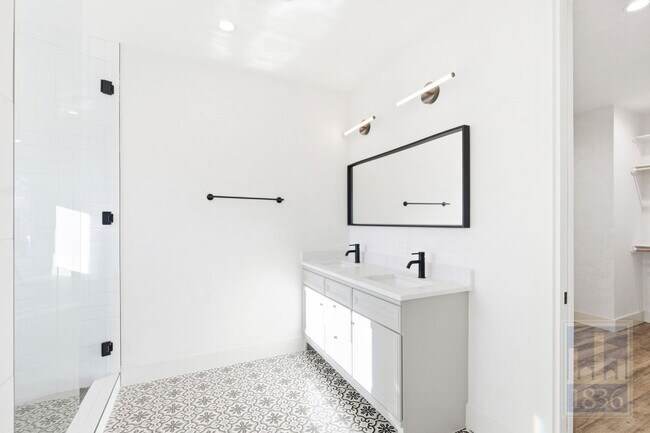 Building Photo - 4701 Sara Dr